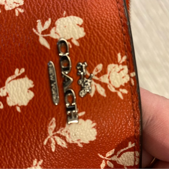 Coach cutie for sure! Great crossbody in bandlands floral. - Picture 2 of 10